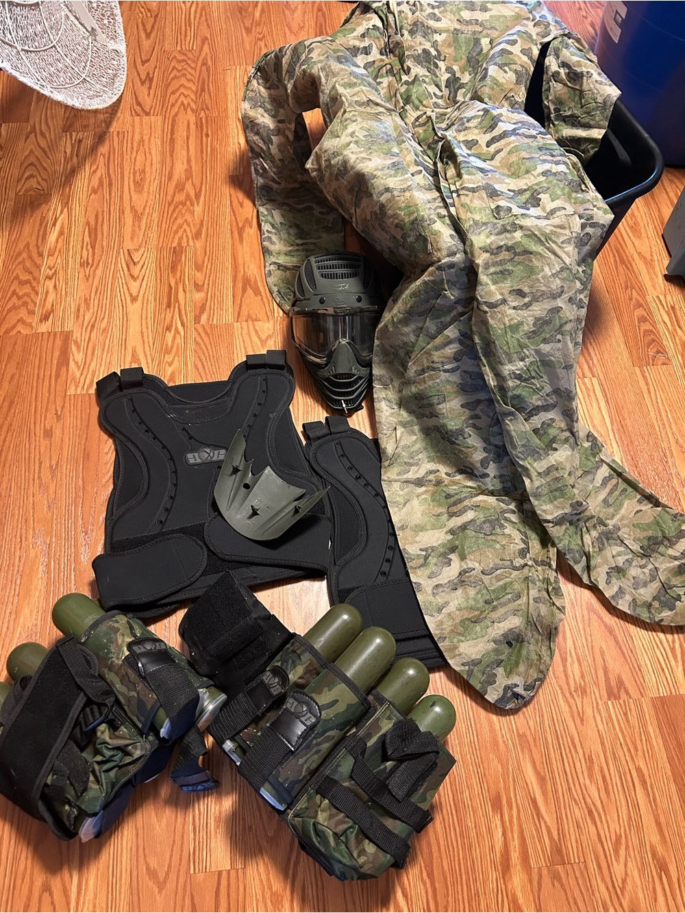 Unisex Camouflage Paintball Gear Set with 2 Black Vest and 1 Mask 2 belts